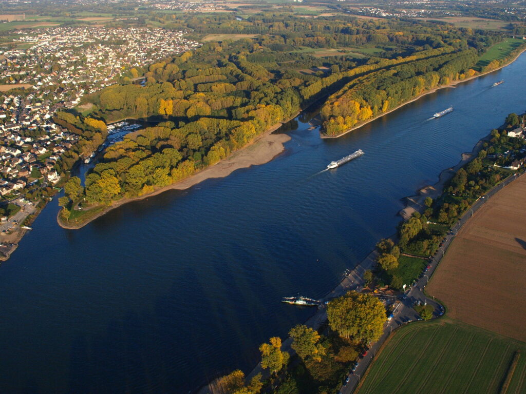 Die kleine Sieg mündet in den großen Rhein an einem sonnigen Spätsommertag